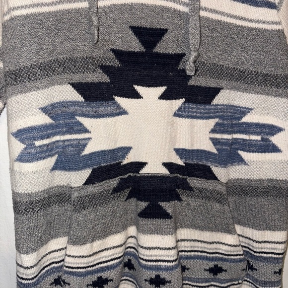 American Eagle Aztec Patterned Gray and Cream Women's Sweater - Picture 3 of 4